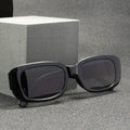 Glänzend schwarze Retro-Partybrille