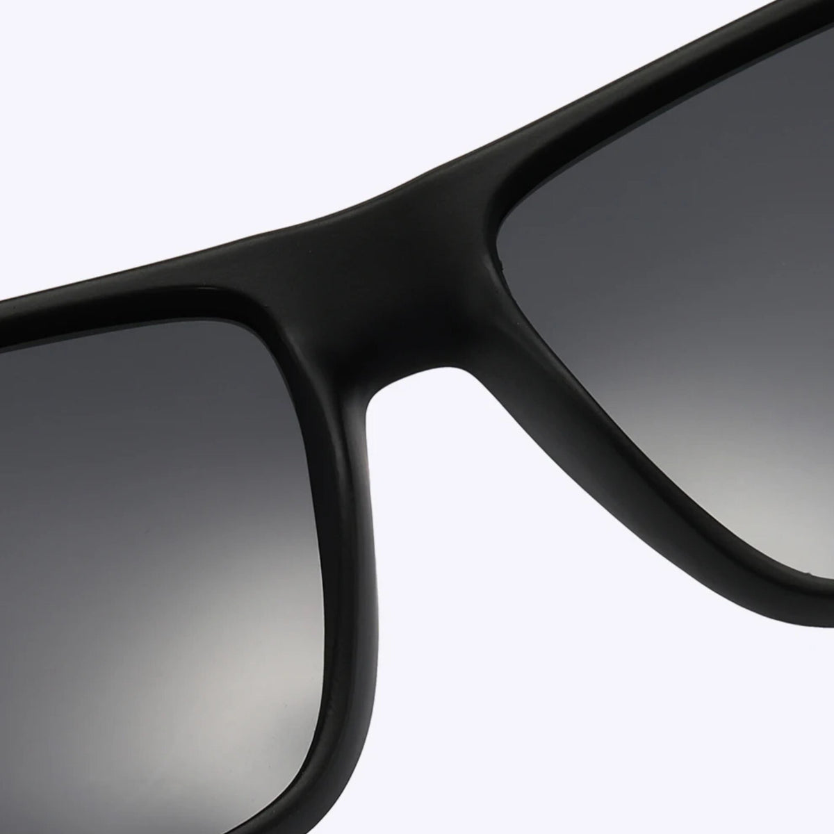 Matt-schwarze Sonnenbrille mit silbernen Spiegelgläsern