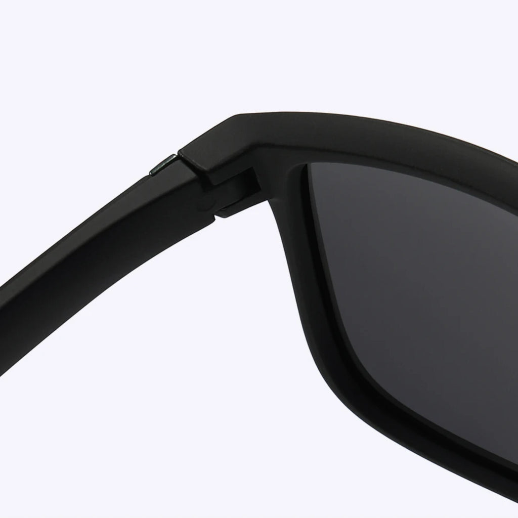 Matt-schwarze Sonnenbrille mit orange-roten Spiegelgläsern