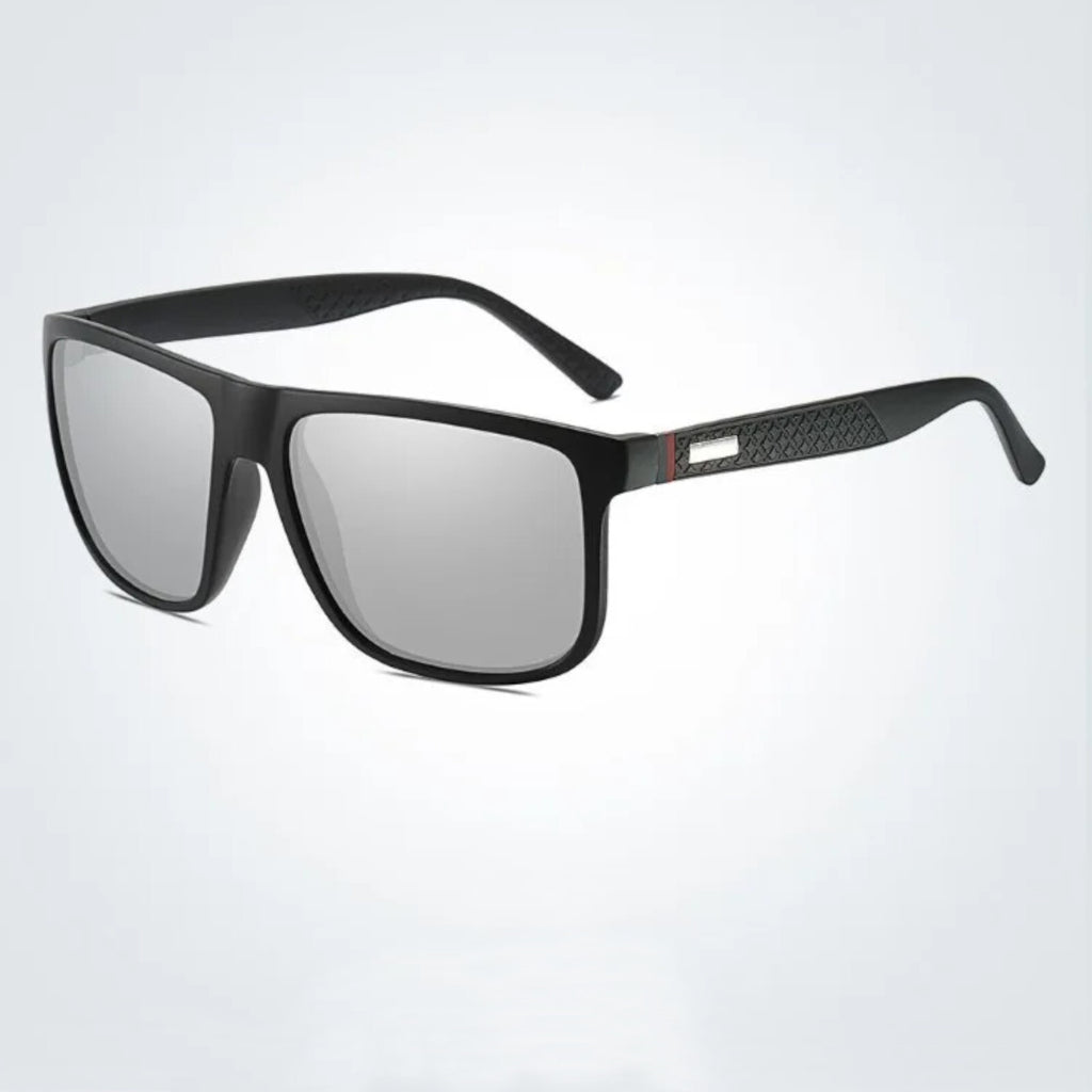 Matt-schwarze Sonnenbrille mit silbernen Spiegelgläsern
