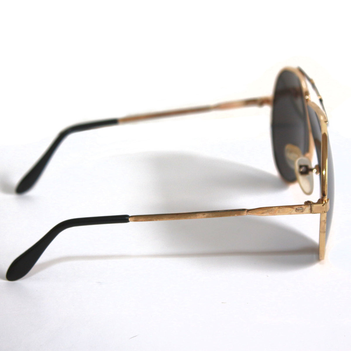 Gold-schwarze Piloten-Sonnenbrille im Porsche-Stil