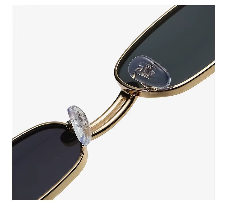 Schwarz-goldene Designer-Sonnenbrille mit Ring im Glas