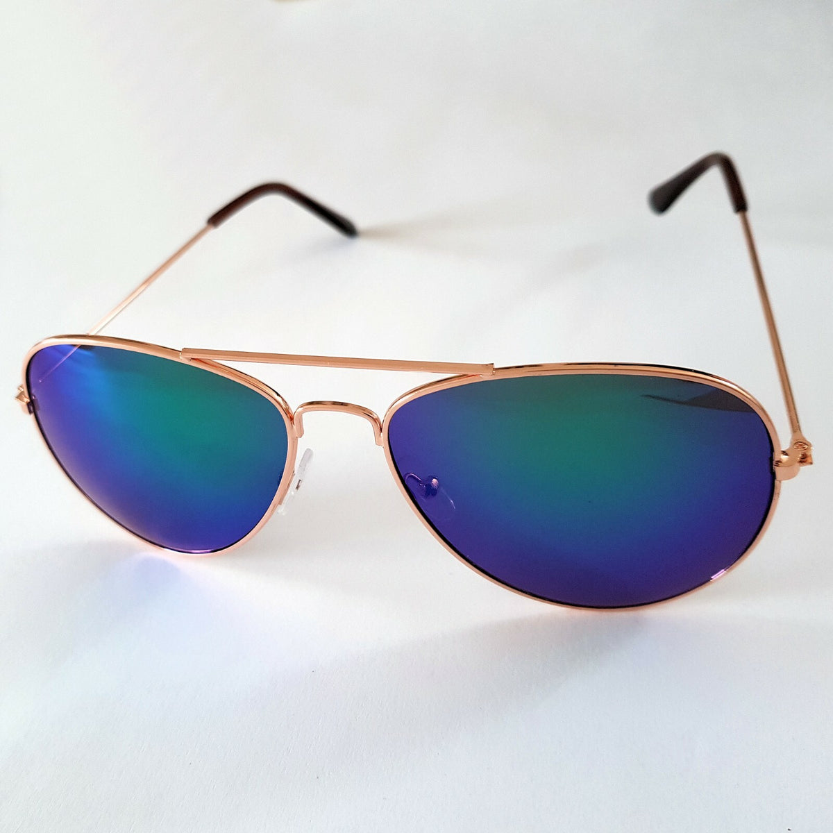 Rotgoldene Piloten-Sonnenbrille mit grün-blauen Spiegelgläsern
