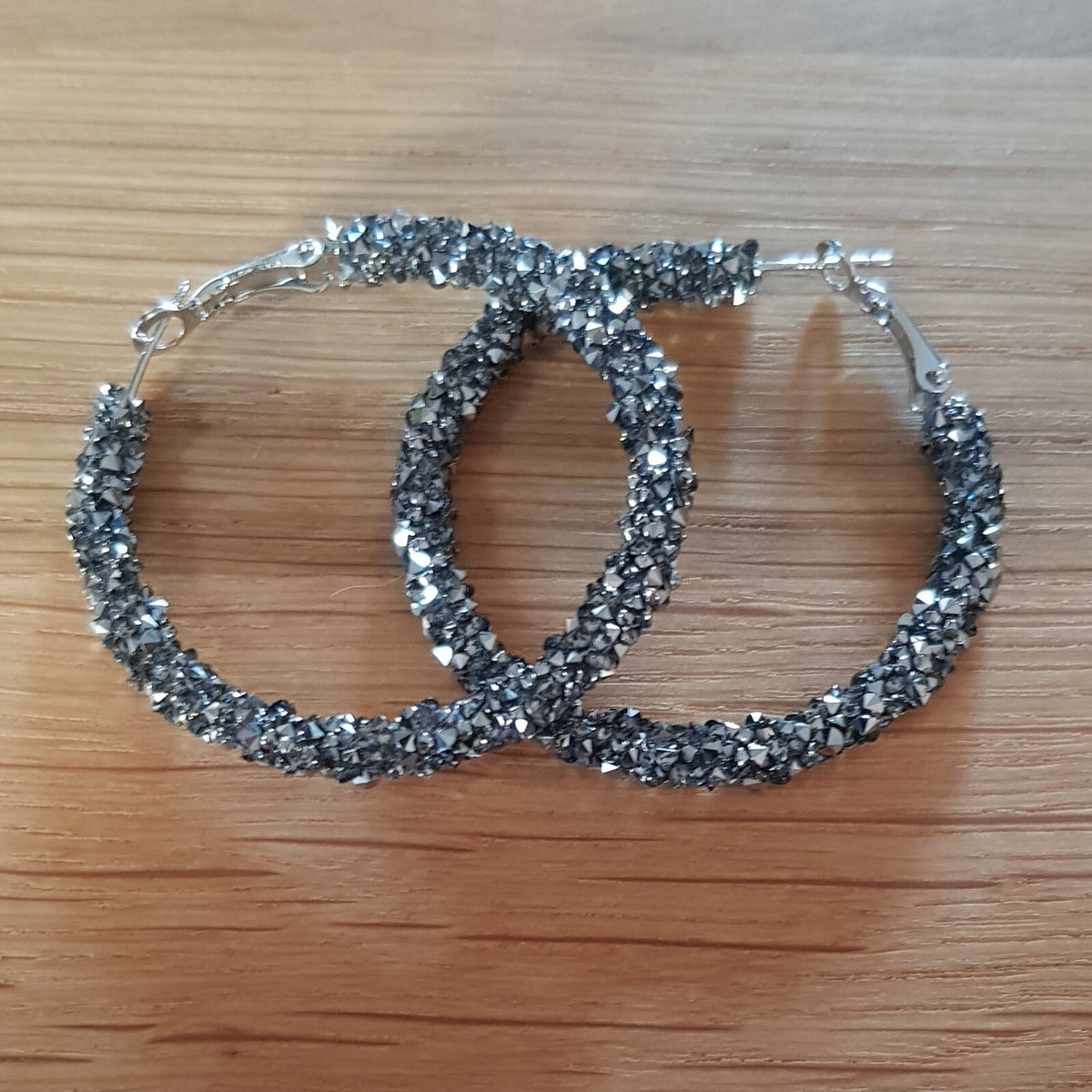 Schwarz-silberne Strass-Creolen aus Edelstahl