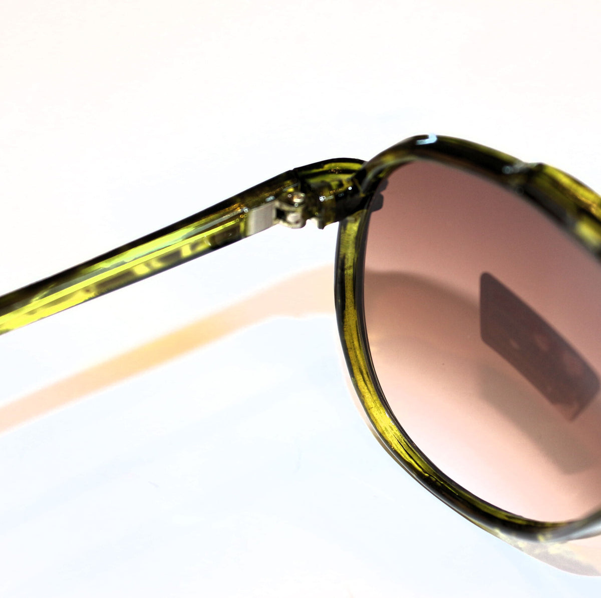 Grün-schwarz getigerte Damen-Sonnenbrille