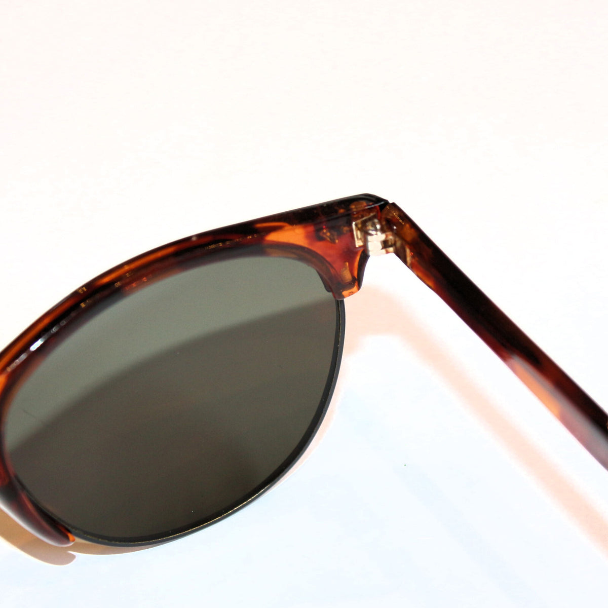 Braune Vintage-Retro-Sonnenbrille im Unisex-Design