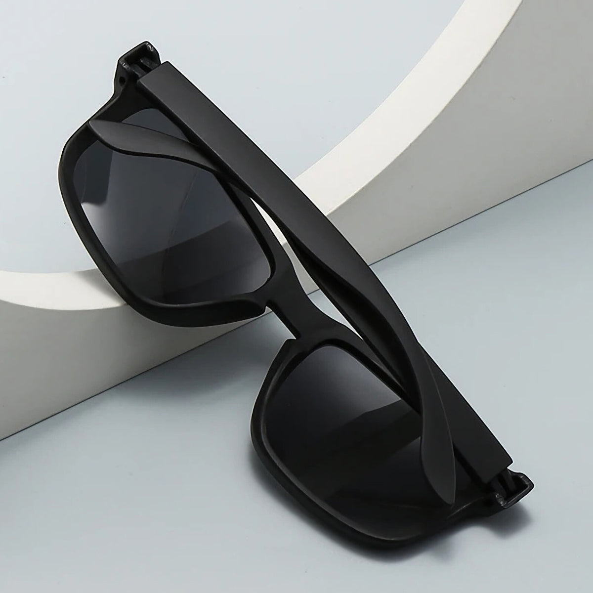 Retro Sonnenbrille im W-Design der 80er