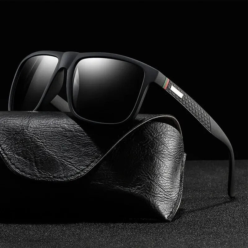 Matt-schwarze Sonnenbrille mit dunklen Gläsern