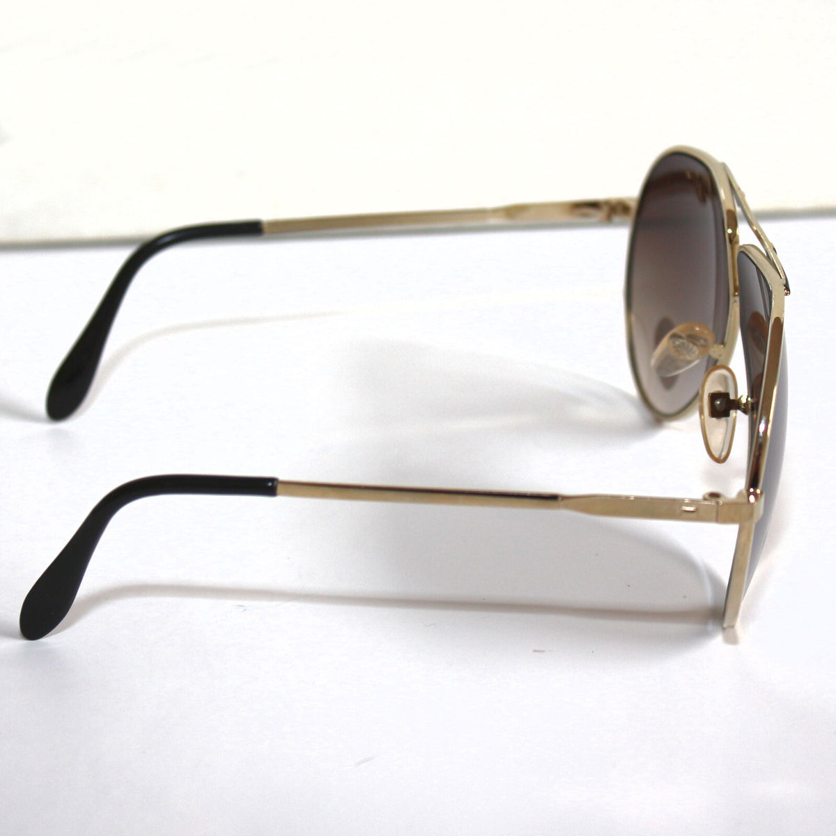 Gold-schwarze Piloten-Sonnenbrille im Porsche-Stil
