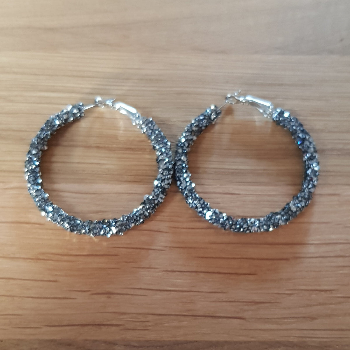 Schwarz-silberne Strass-Creolen aus Edelstahl