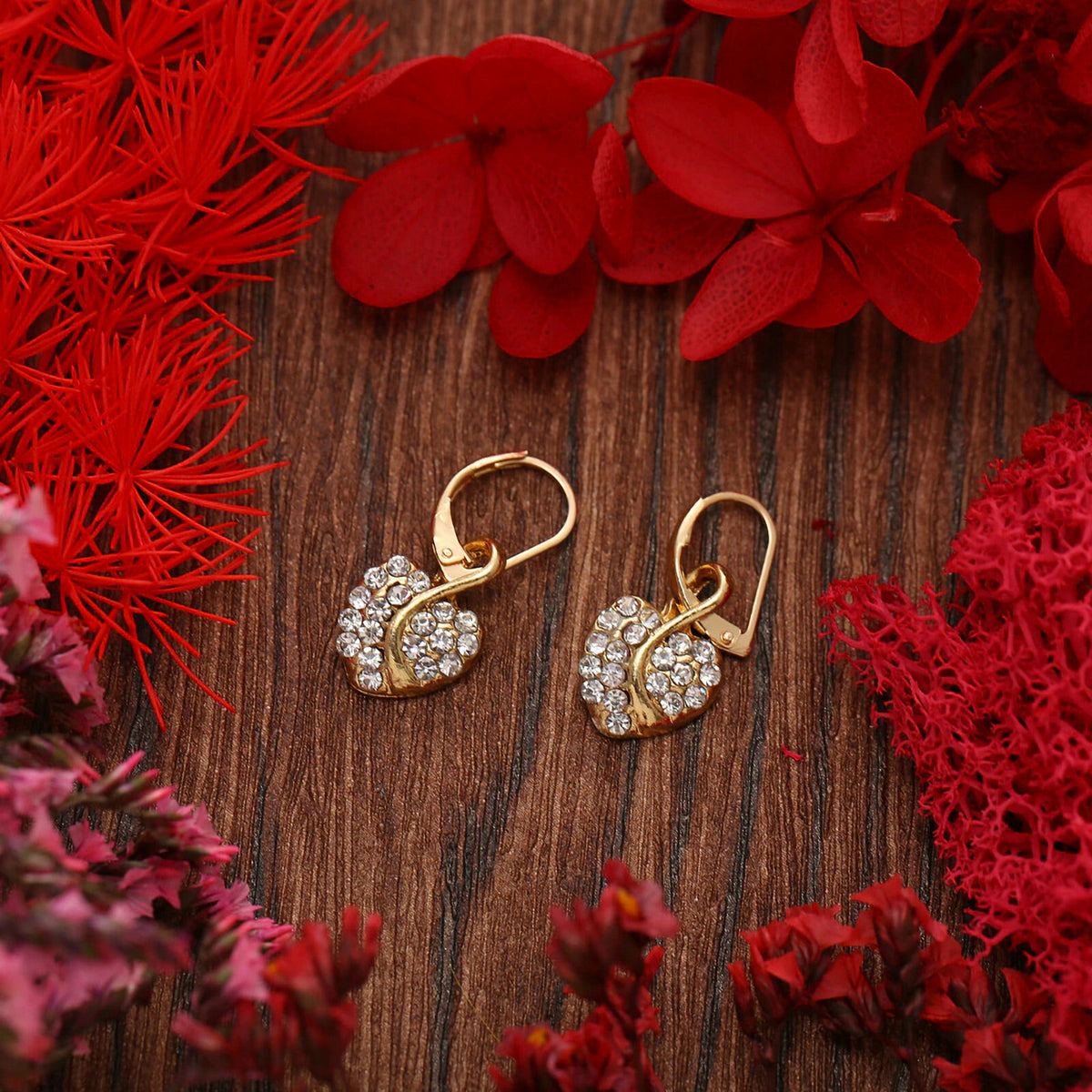 Goldfarbenes Herz-Schmuckset mit Kette und Ohrringen