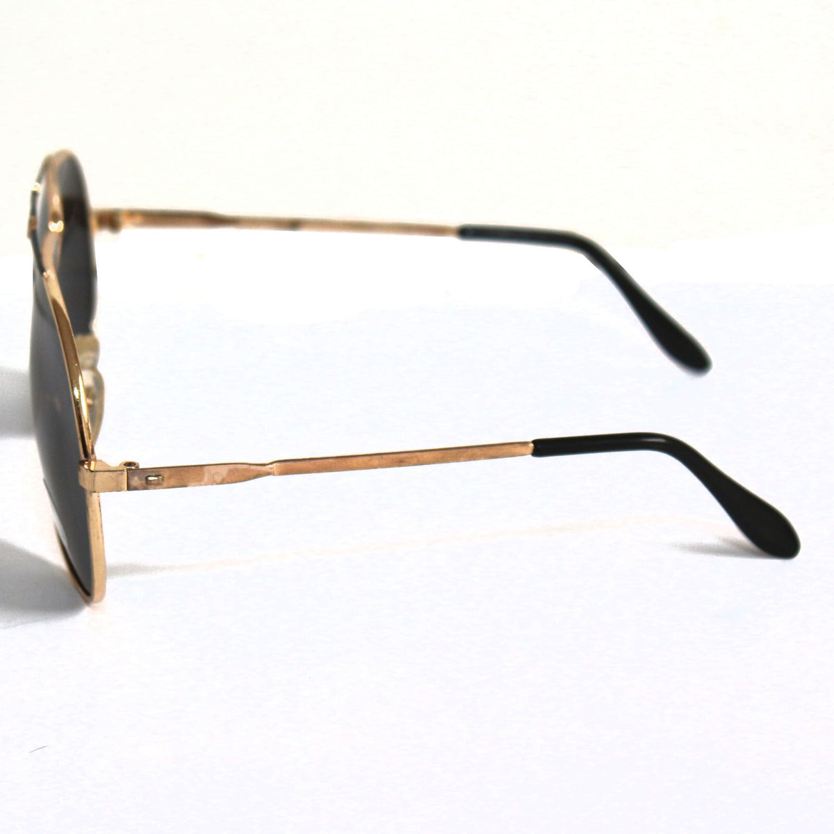 Gold-schwarze Piloten-Sonnenbrille im Porsche-Stil