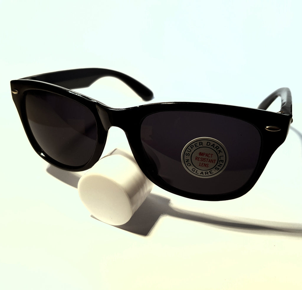 Schwarze Wayfarer-Sonnenbrille mit extra dunklen Gläsern