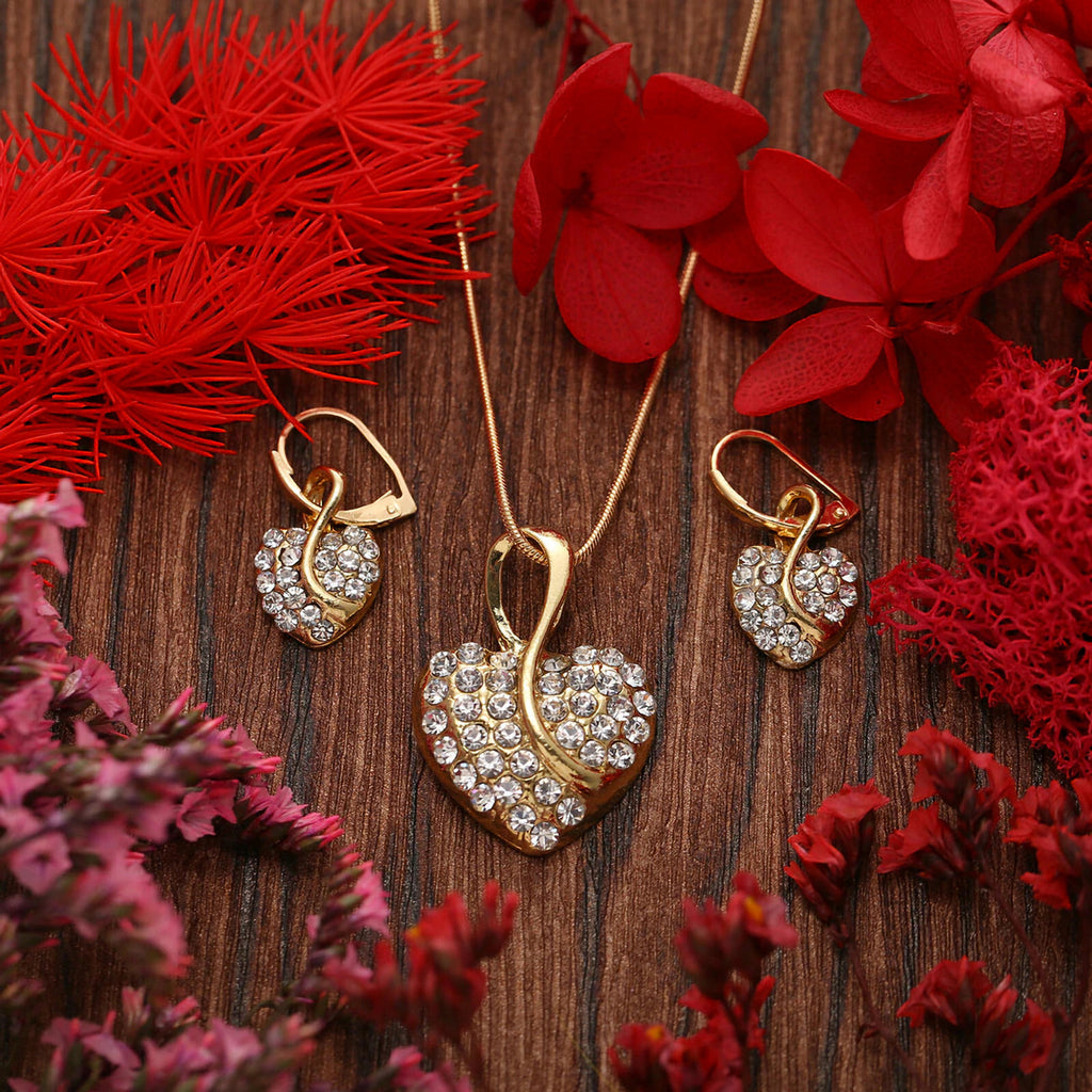 Goldfarbenes Herz-Schmuckset mit Kette und Ohrringen
