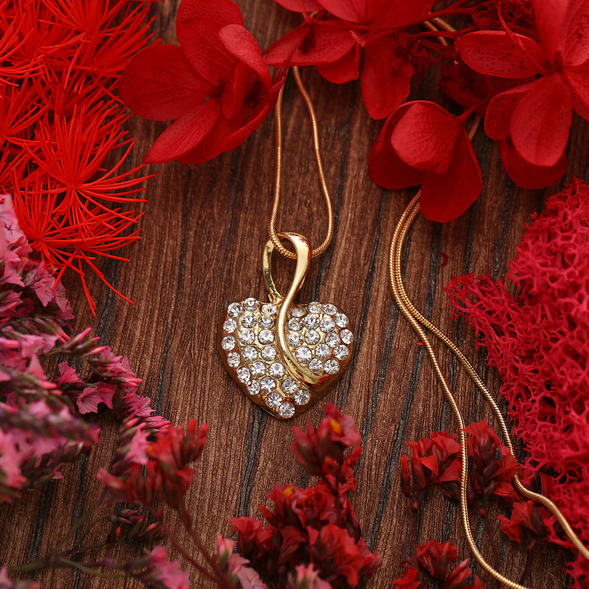 Goldfarbenes Herz-Schmuckset mit Kette und Ohrringen