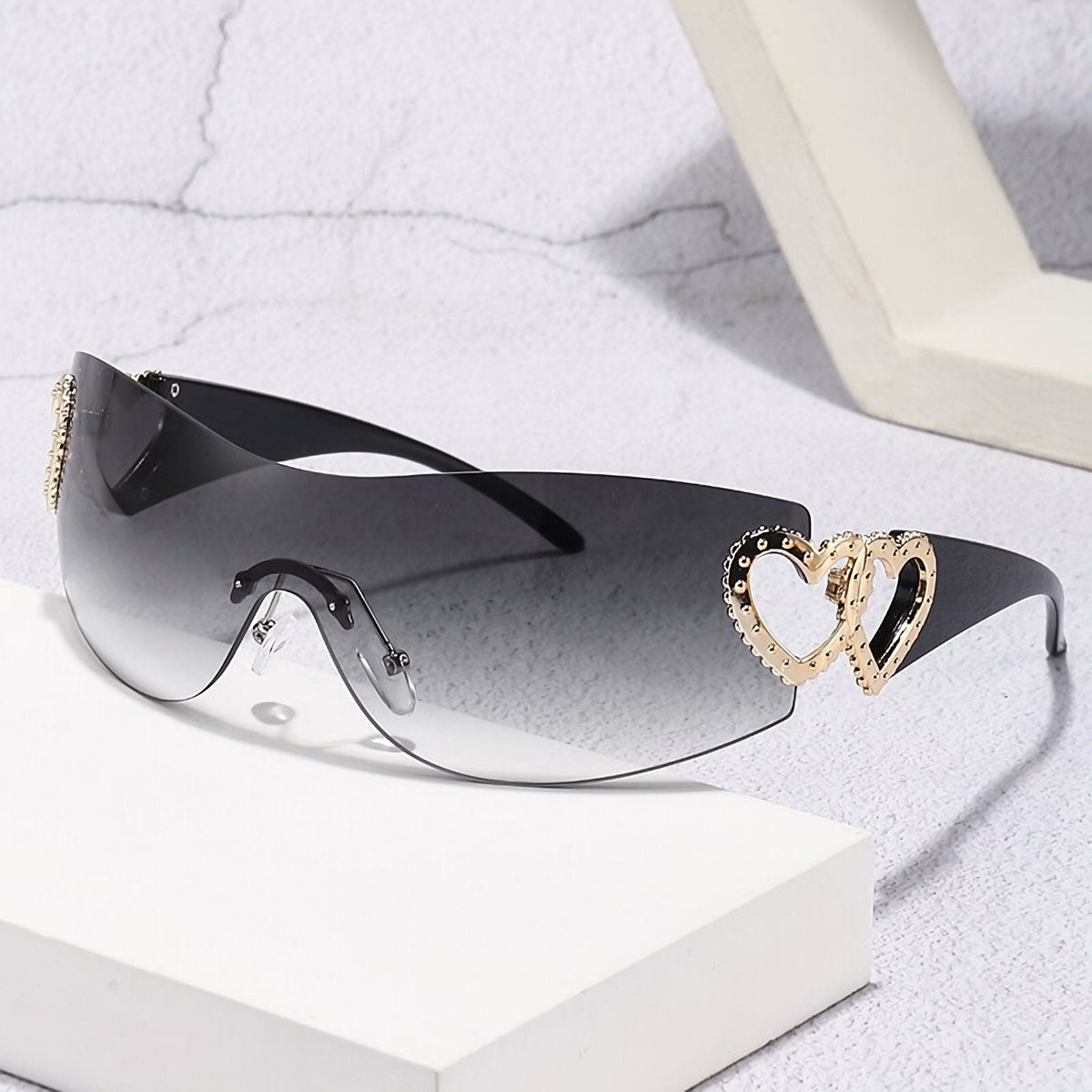 Schwarz-goldene Designer-Sonnenbrille mit Herzen
