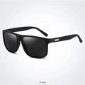 Matt-schwarze Sonnenbrille mit dunklen Gläsern