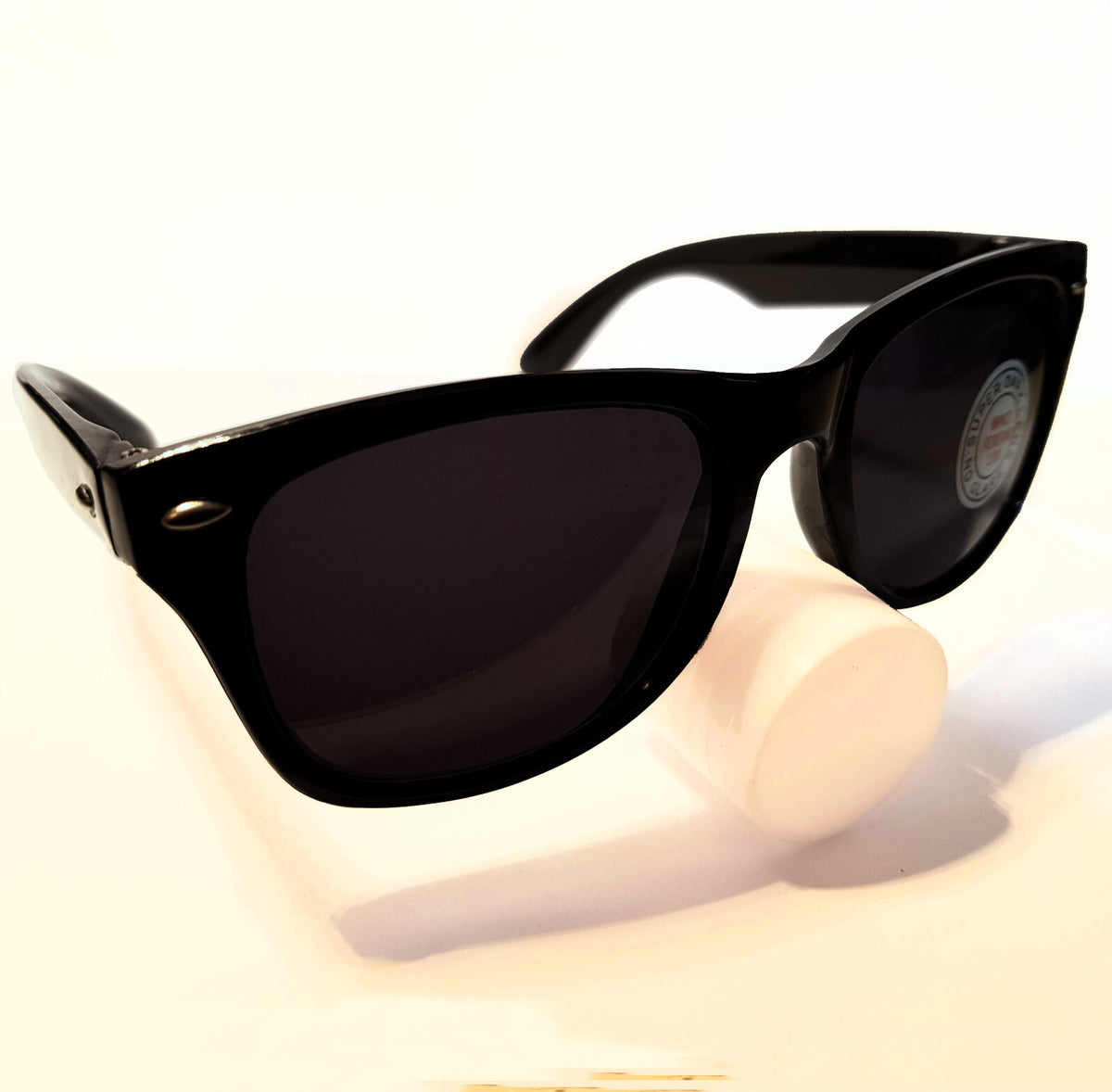 Schwarze Wayfarer-Sonnenbrille mit extra dunklen Gläsern