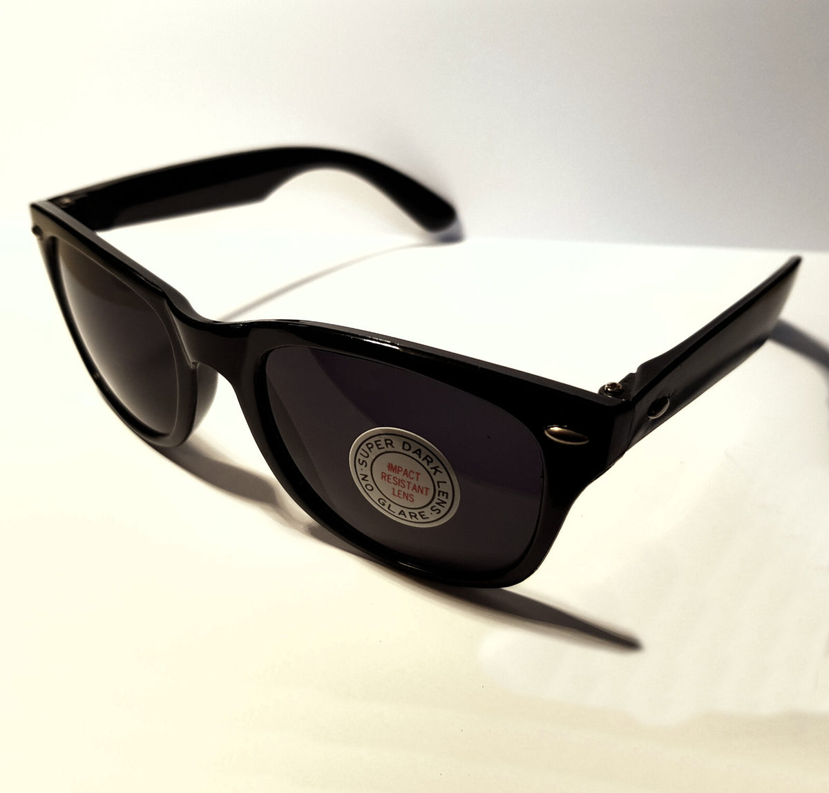 Schwarze Wayfarer-Sonnenbrille mit extra dunklen Gläsern