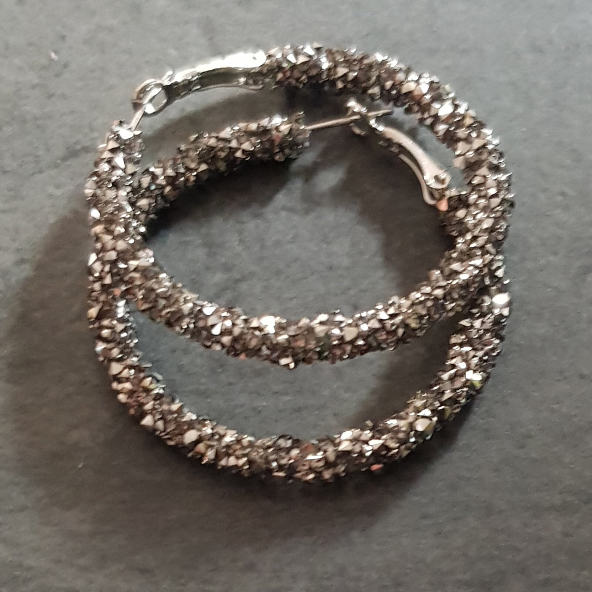 Schwarz-silberne Strass-Creolen aus Edelstahl