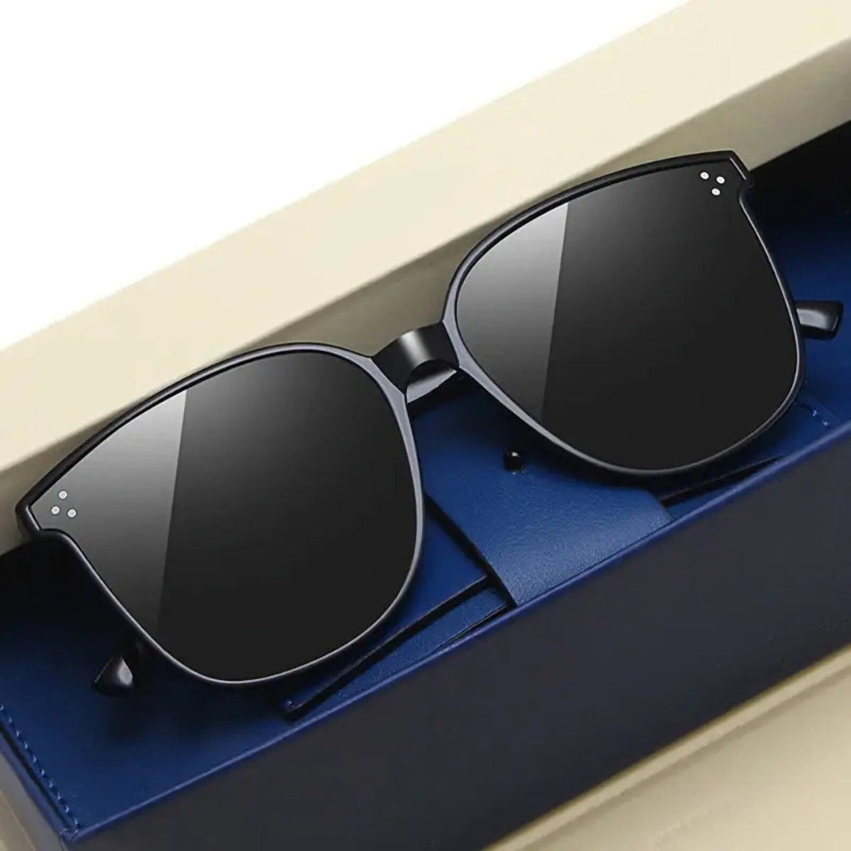 Schwarz-goldene Oversized Designer-Sonnenbrille mit goldenen Applikationen