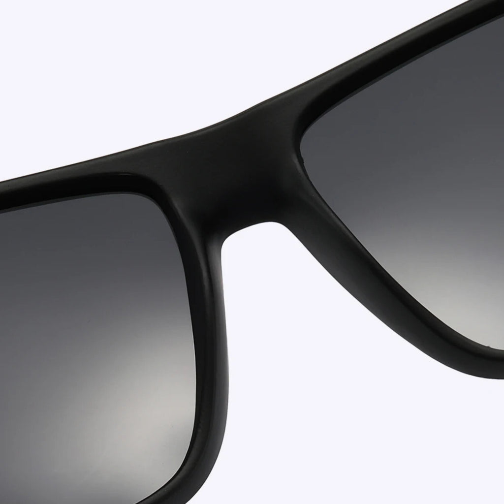 Matt-schwarze Sonnenbrille mit blauen Spiegelgläsern