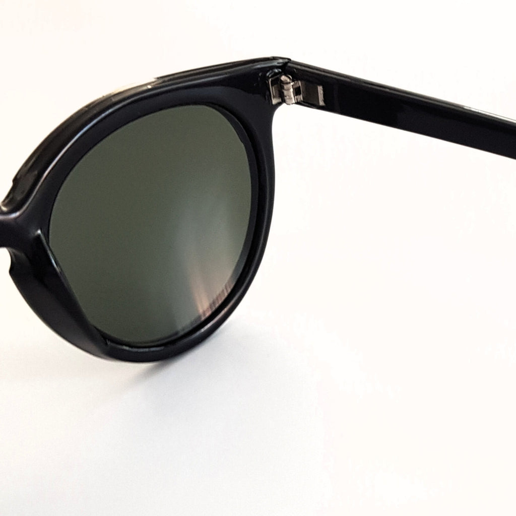 Schwarze Cat-Eye-Sonnenbrille matt und glänzend